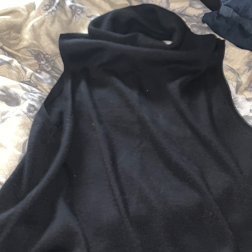 Sleeveless Mock neck sweater size xl (new)